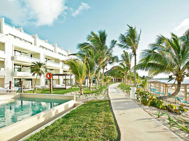 AkumalBay Beach & WellnessResort