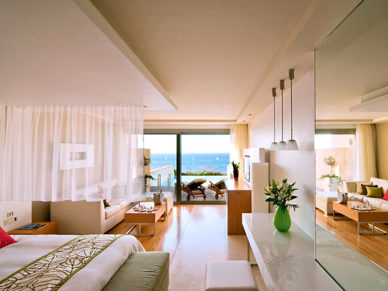 Amathus Elite Suites & Spa