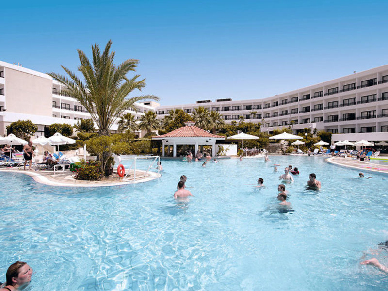 Avanti, Hotel