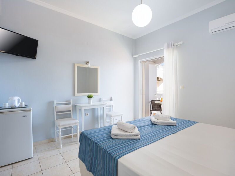 Bella Vista Beach Hotel &Amp; Studios