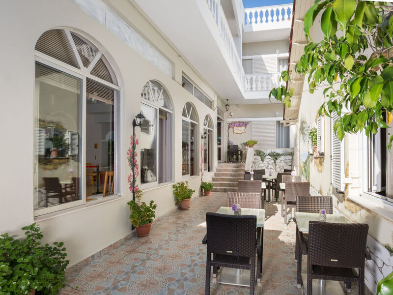 Bella Vista Beach Hotel &Amp; Studios