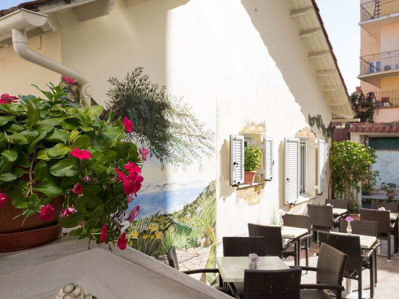 Bella Vista Beach Hotel &Amp; Studios