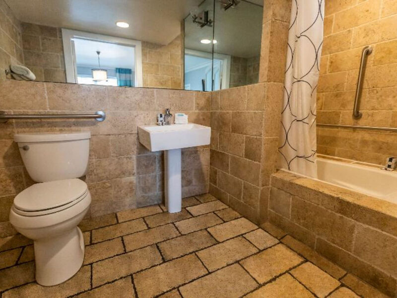 Chesterfield Hotel &Amp; Suites