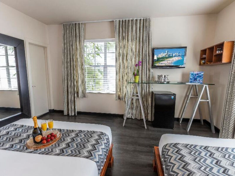 Chesterfield Hotel &Amp; Suites