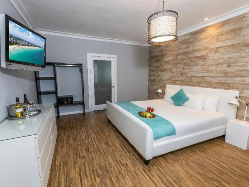 Chesterfield Hotel &Amp; Suites