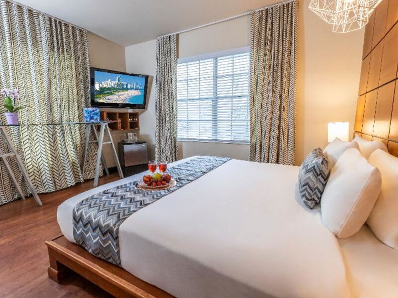 Chesterfield Hotel &Amp; Suites