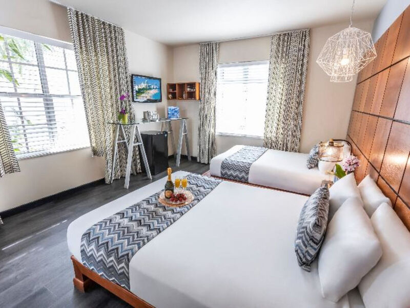 Chesterfield Hotel &Amp; Suites