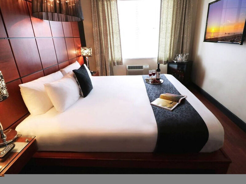 Chesterfield Hotel &Amp; Suites