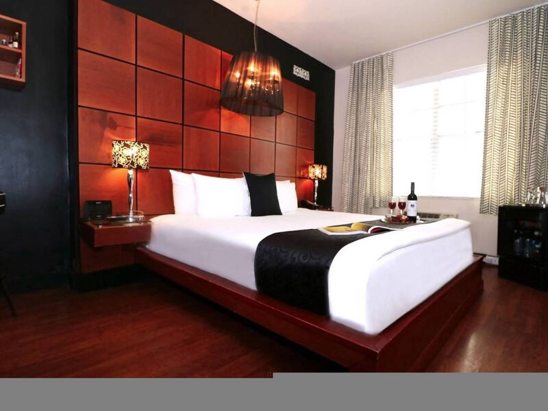 Chesterfield Hotel &Amp; Suites