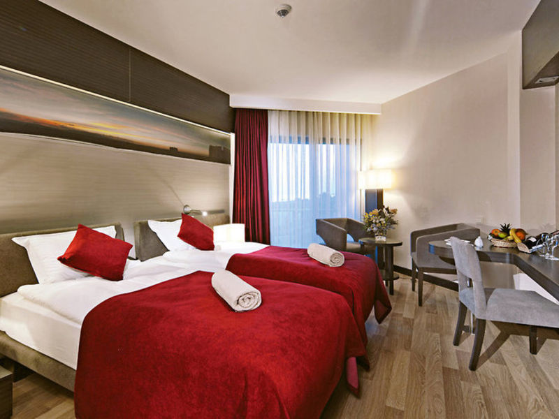 Commodore Elite Suites &
