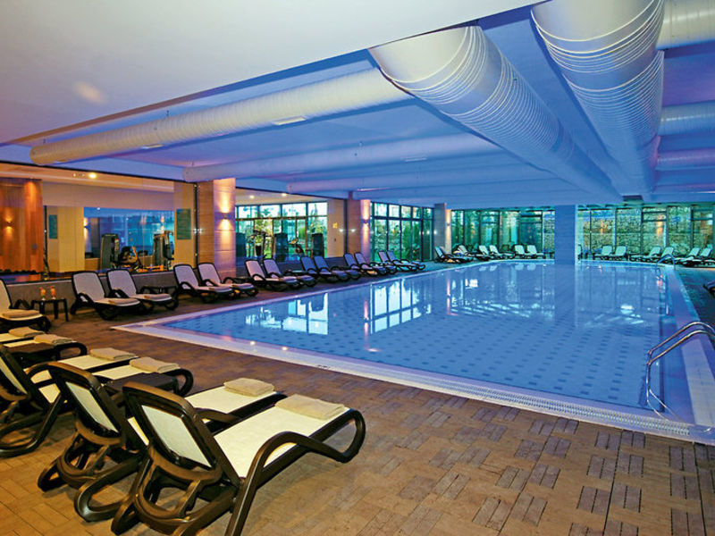 Commodore Elite Suites &