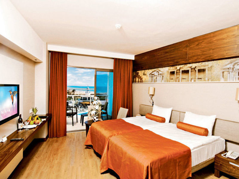 Commodore Elite Suites &