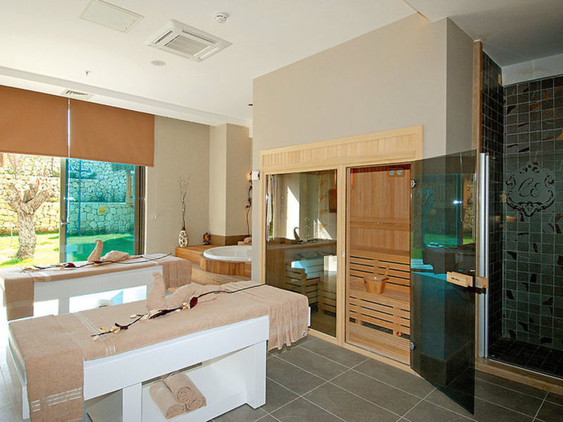 Commodore Elite Suites &