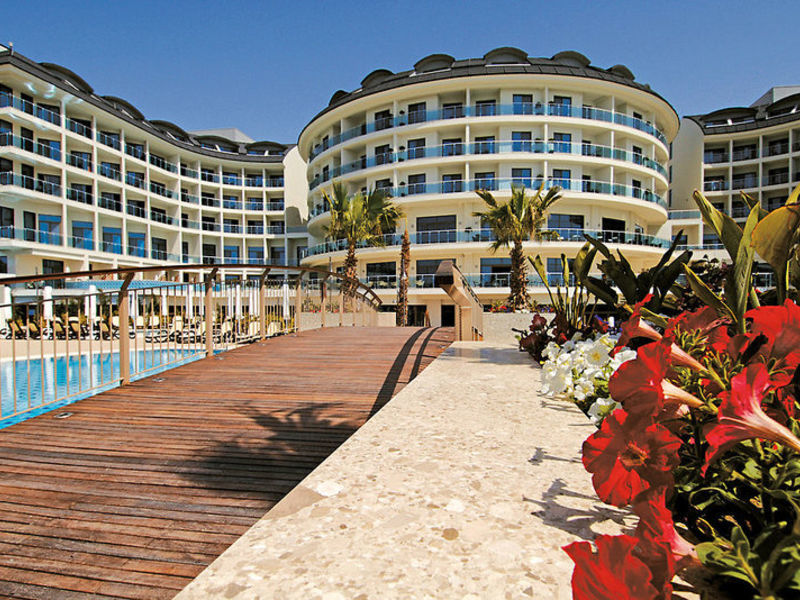 Commodore Elite Suites &