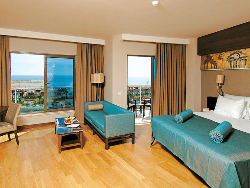 Commodore Elite Suites &