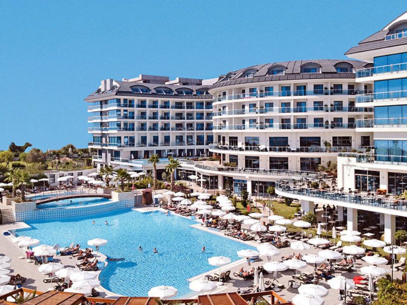 Commodore Elite Suites &