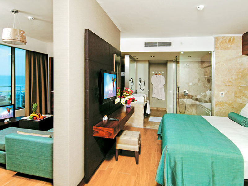 Commodore Elite Suites &