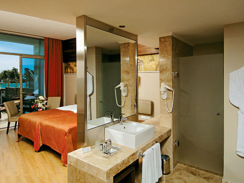 Commodore Elite Suites &