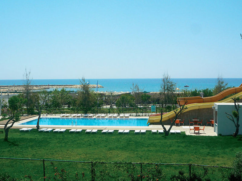 Commodore Elite Suites &