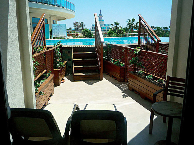Commodore Elite Suites &