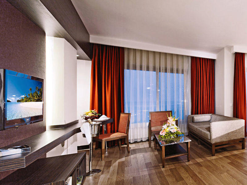 Commodore Elite Suites &