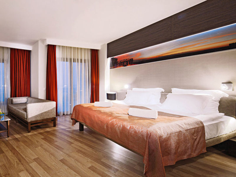 Commodore Elite Suites &