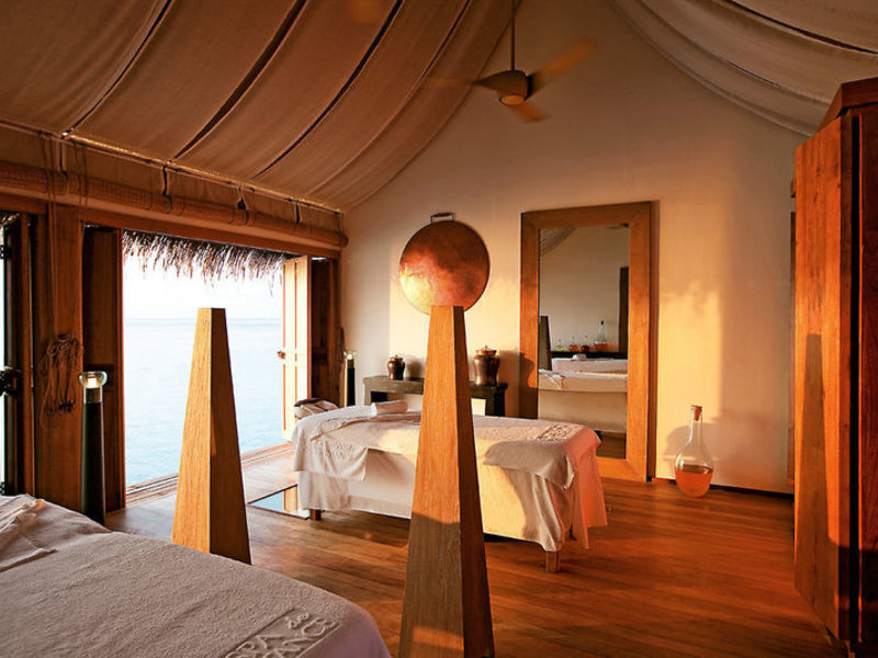 Constance Moofushi Resort