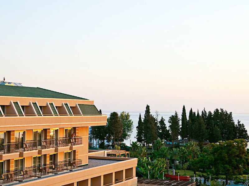 Crystal Deluxe Resort & Spa