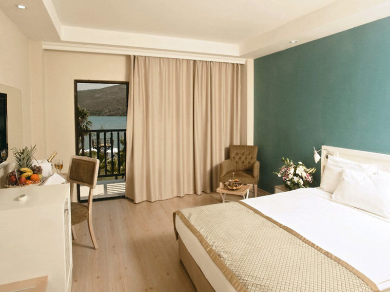 Crystal Green Bay Resort & Spa