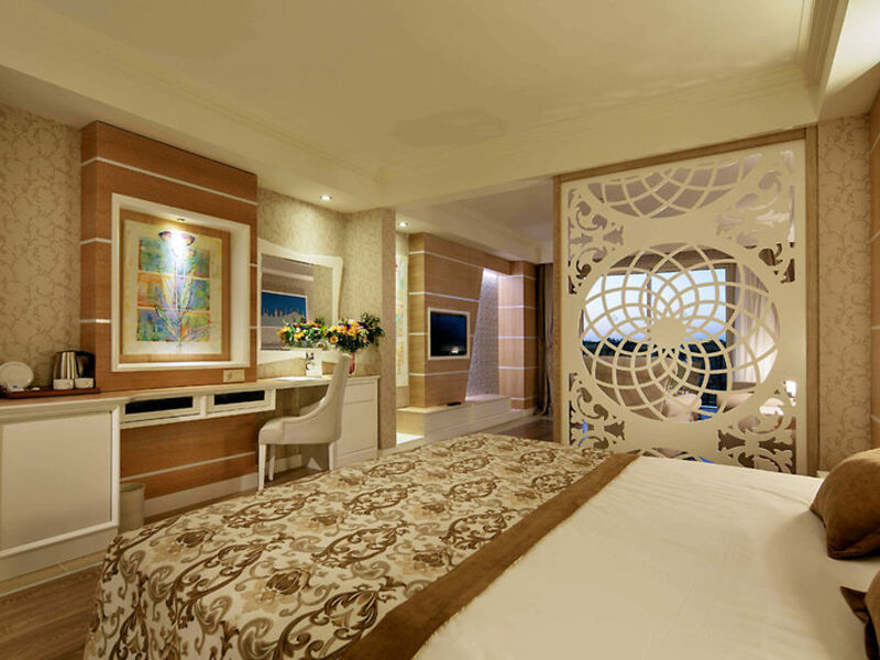 Crystal Sunset Luxury R. & Spa