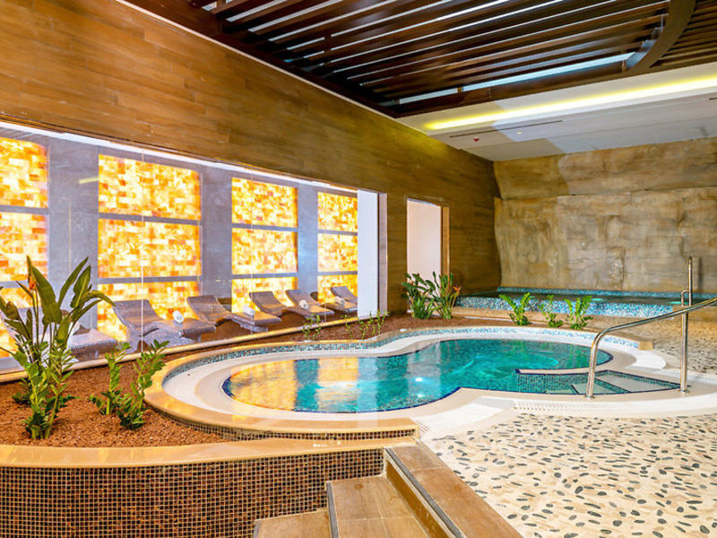 Deluxe Pool Suites