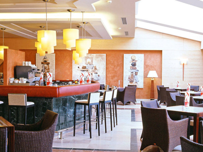 Elba Sara, Hotel