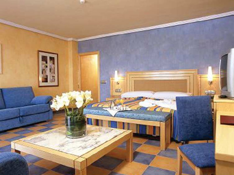 Elba Sara, Hotel