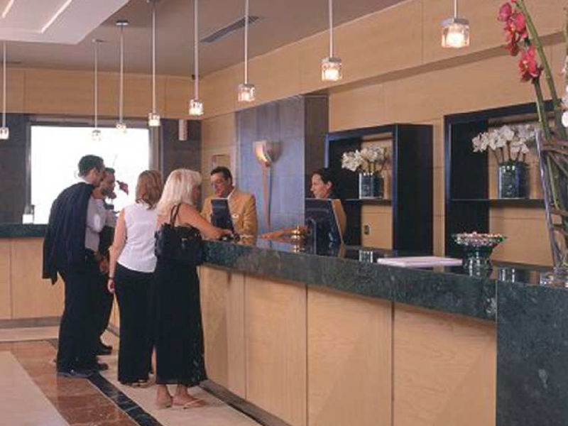 Elba Sara, Hotel