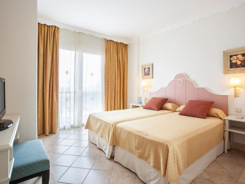 Grupotel Macarella Suites &Amp; Spa