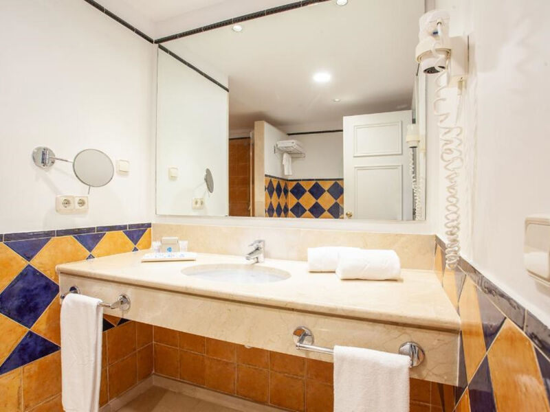 Grupotel Macarella Suites &Amp; Spa