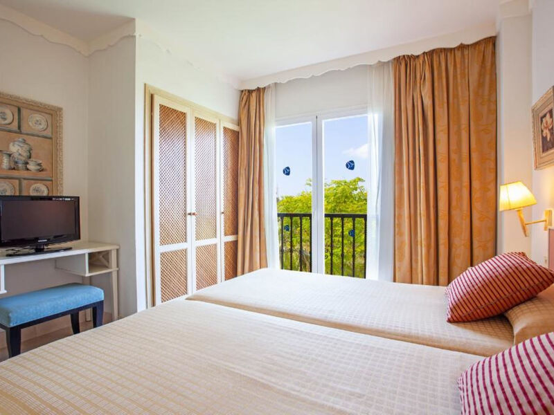 Grupotel Macarella Suites &Amp; Spa