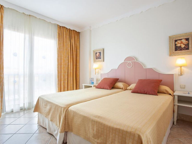 Grupotel Macarella Suites &Amp; Spa