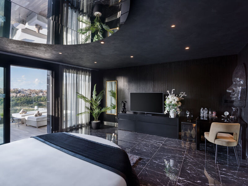 H Hotel- Adults Only