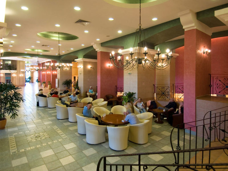 Hrisantema, Hotel