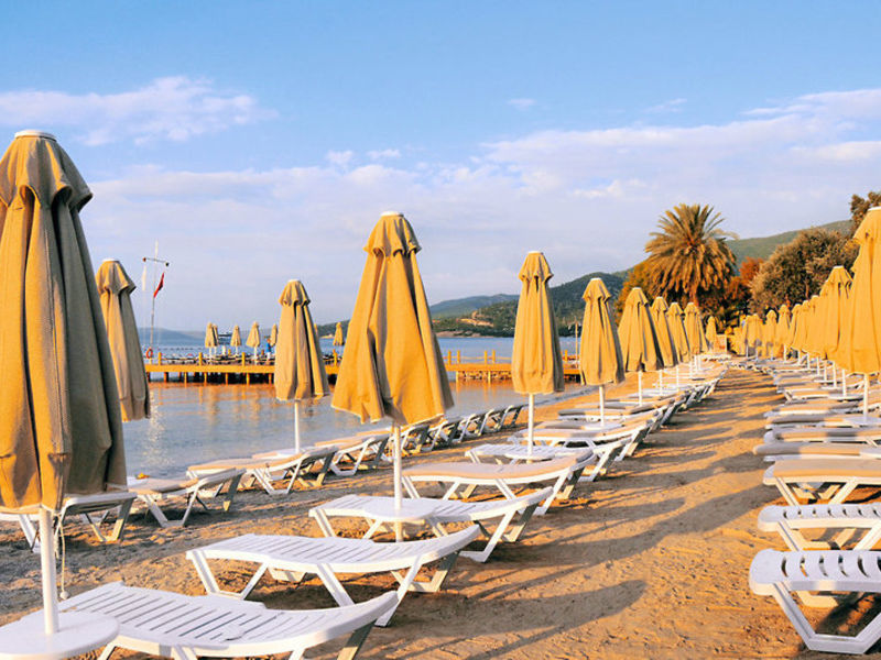 Izer Beach Club & Hotel