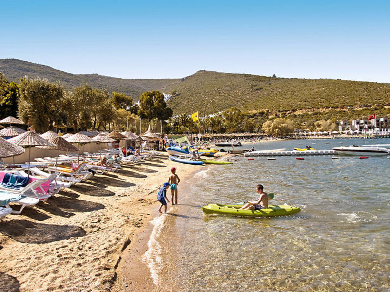 Izer Beach Club & Hotel