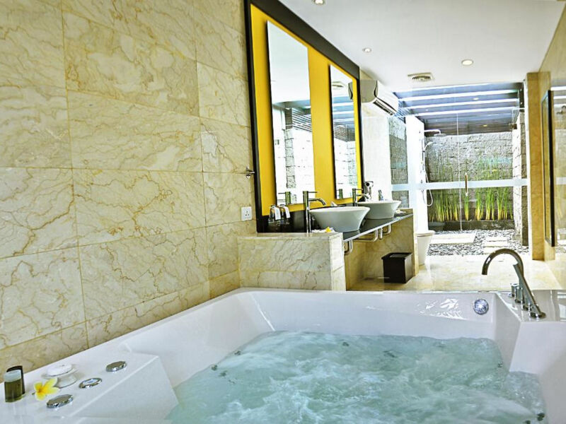 Legian Beach Hotel