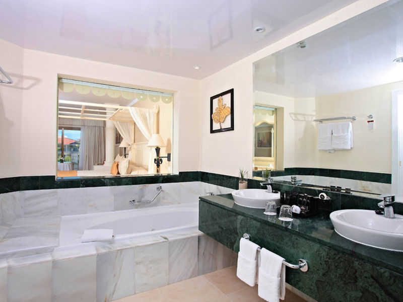 Lux. Bahia Principe Ambar Green