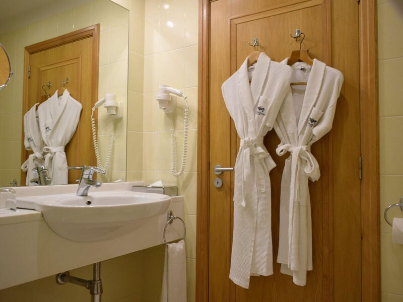 Madeira Regency Cliff