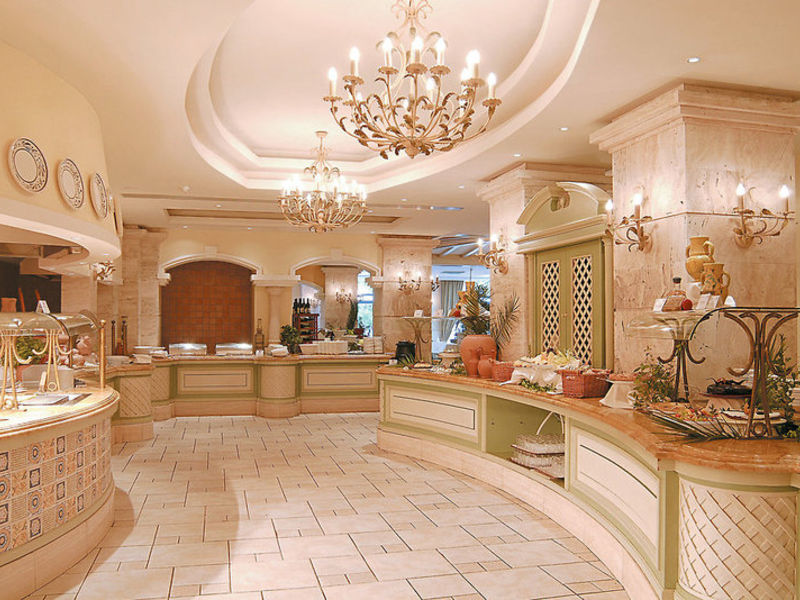 Maritim Antonine Hotel & Spa