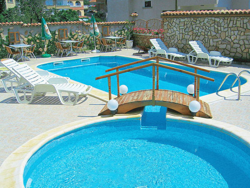 Nassi, Hotel
