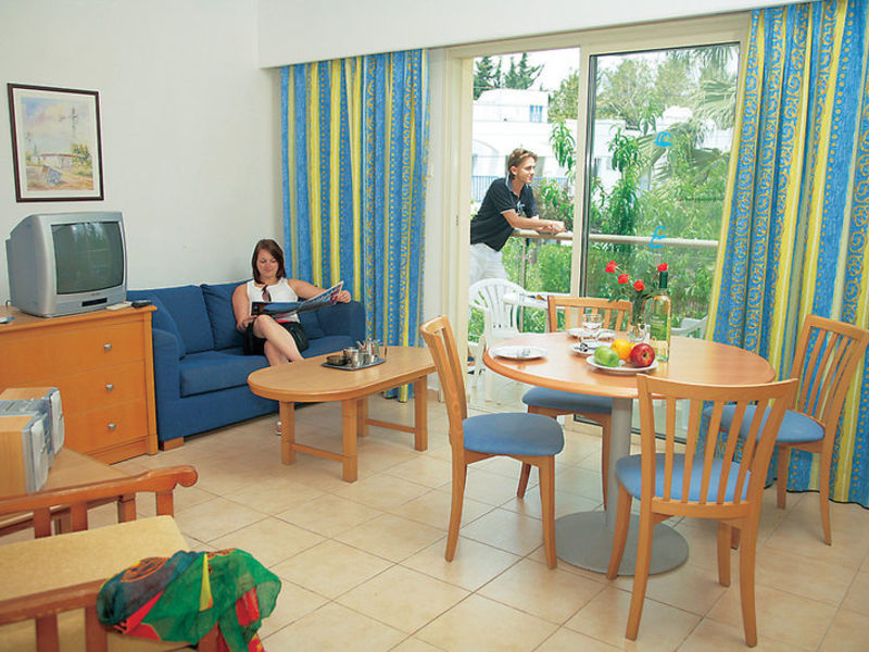 Paphos Gardens, Hotel