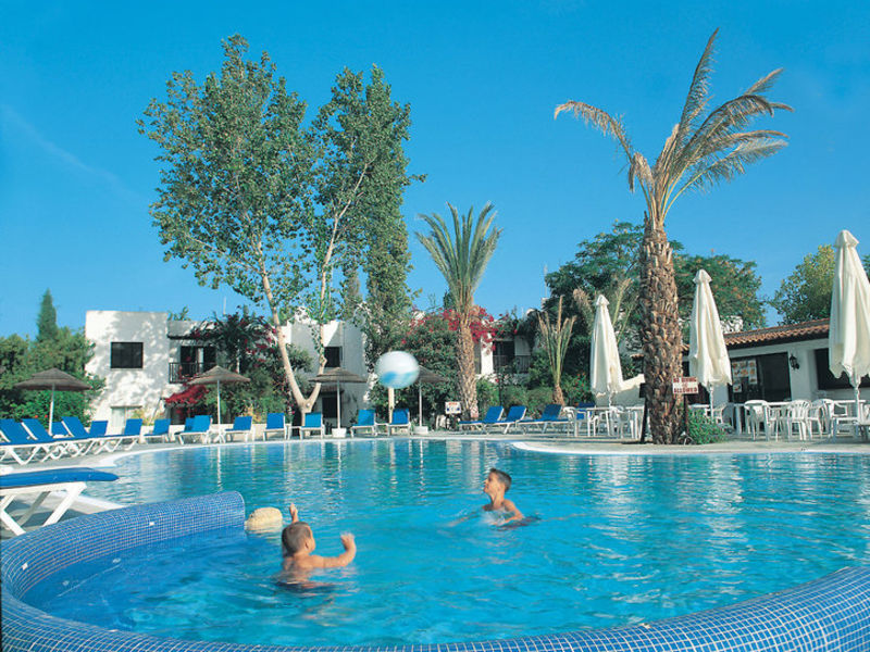 Paphos Gardens, Hotel
