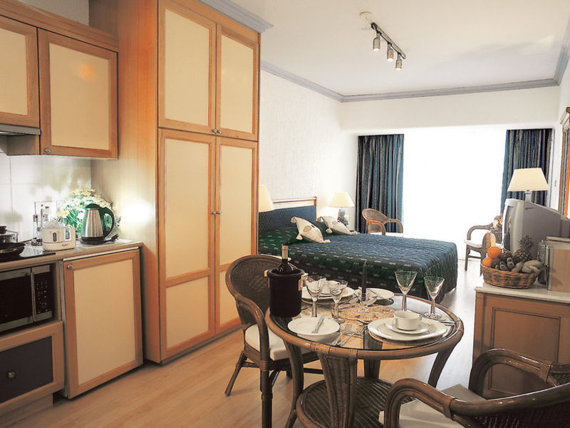 Paphos Gardens, Hotel